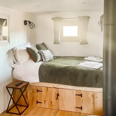 Keldholme Shepherds Hut Two - Uk48621 Kirkbymoorside