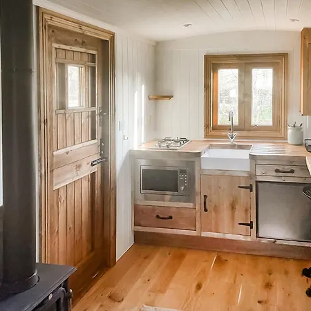 Keldholme Shepherds Hut Two - Uk48621 *